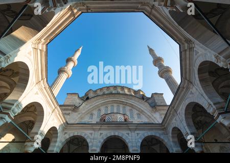 Blick auf die Nuruosmaniye-Moschee vom Innenhof. Hintergrundfoto der osmanischen Architektur. Ramadan oder islamisches Konzeptfoto. Istanbul Turkiye - 12.23.2022 Stockfoto