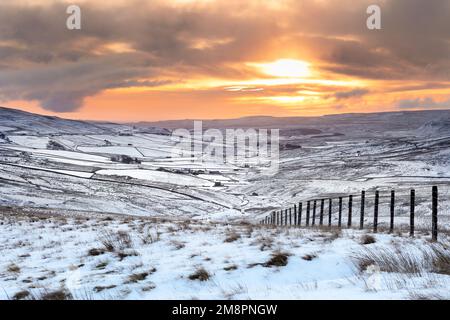 Teesdale, County Durham, Großbritannien. 15. Januar 2023 Wetter in Großbritannien. Mit einer gelben Wetterwarnung in Kraft, Schnee und Eis treffen heute Teile von Teesdale, County Durham, Nordostengland. Die Vorhersage ist für einen helleren Nachmittag, aber kühl. Kredit: David Forster/Alamy Live News Stockfoto