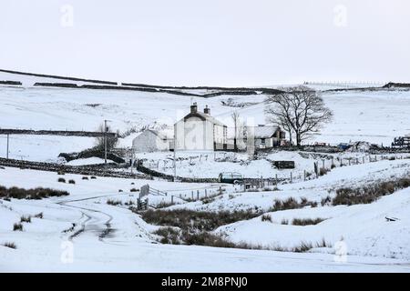 Teesdale, County Durham, Großbritannien. 15. Januar 2023 Wetter in Großbritannien. Mit einer gelben Wetterwarnung in Kraft, Schnee und Eis treffen heute Teile von Teesdale, County Durham, Nordostengland. Die Vorhersage ist für einen helleren Nachmittag, aber kühl. Kredit: David Forster/Alamy Live News Stockfoto