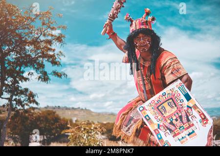 Repräsentation eines gekleideten Inka-Kriegers mit Kampfwaffen, prähispanische Krieger, die in Peru kämpfen Stockfoto