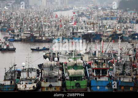 ZHOUSHAN, CHINA - 15. JANUAR 2023 - Eine große Anzahl von Fischerbooten ist in einem Luftangeln Hafen festgemacht, um die kalte Welle in der Stadt Zhoushan, EAS, zu vermeiden Stockfoto