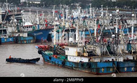 ZHOUSHAN, CHINA - 15. JANUAR 2023 - Eine große Anzahl von Fischerbooten ist in einem Luftangeln Hafen festgemacht, um die kalte Welle in der Stadt Zhoushan, EAS, zu vermeiden Stockfoto