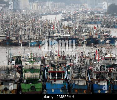 ZHOUSHAN, CHINA - 15. JANUAR 2023 - Eine große Anzahl von Fischerbooten ist in einem Luftangeln Hafen festgemacht, um die kalte Welle in der Stadt Zhoushan, EAS, zu vermeiden Stockfoto