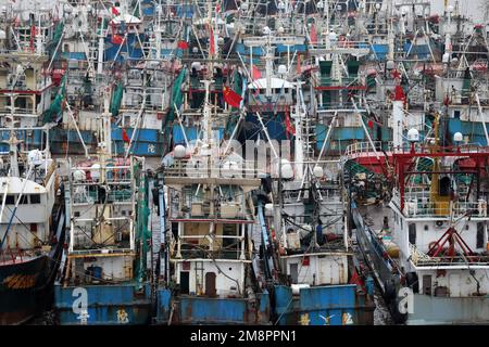 ZHOUSHAN, CHINA - 15. JANUAR 2023 - Eine große Anzahl von Fischerbooten ist in einem Luftangeln Hafen festgemacht, um die kalte Welle in der Stadt Zhoushan, EAS, zu vermeiden Stockfoto