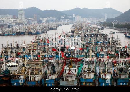 ZHOUSHAN, CHINA - 15. JANUAR 2023 - Eine große Anzahl von Fischerbooten ist in einem Luftangeln Hafen festgemacht, um die kalte Welle in der Stadt Zhoushan, EAS, zu vermeiden Stockfoto