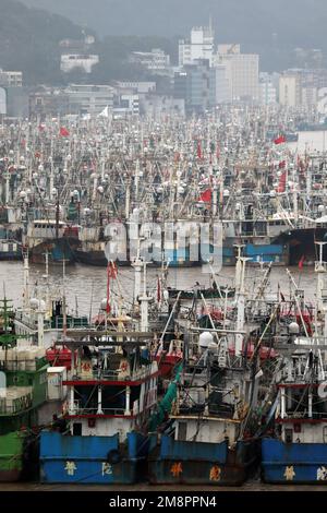 ZHOUSHAN, CHINA - 15. JANUAR 2023 - Eine große Anzahl von Fischerbooten ist in einem Luftangeln Hafen festgemacht, um die kalte Welle in der Stadt Zhoushan, EAS, zu vermeiden Stockfoto