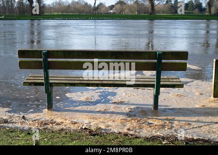 Datchet, Berkshire, Großbritannien. 15. Januar 2023. Brauner Schaum von scheinbar Abwasser auf der Themse. Auf einer interaktiven Karte von Thames Water ist zu sehen, dass Abwasser in die Themse im nahe gelegenen Windsor gelangt ist. Umweltschutzgruppen fordern die Regierung auf, Direktoren umweltverschmutzender Wasserunternehmen wegen fortgesetzter Abwasseremissionen in die Wasserstraßen des Vereinigten Königreichs zu inhaftieren. Kredit: Maureen McLean/Alamy Live News Stockfoto