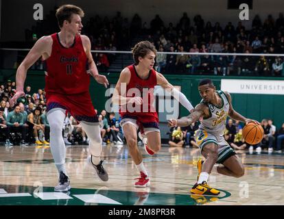 Januar 14 2023 Moraga CA, USA Der Wachmann von San Francisco Khalil Shabazz (0) geht während des NCAA Männer Basketballspiels zwischen San Francisco Dons und den Saint Mary's Gaels in den Korb. Saint Mary's besiegte San Francisco 78-61 im war Memorial Gym San Francisco Calif Thurman James/CSM Kredit: CAL Sport Media/Alamy Live News Stockfoto