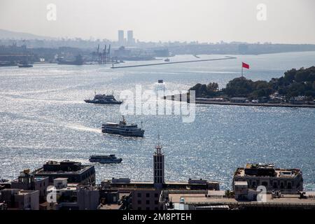 Istanbul, Türkei - 09-01-2022: Blick auf den Bosporus und die historische Halbinsel vom galataturm Stockfoto