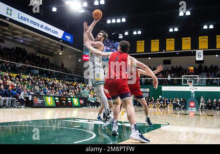 Januar 14 2023 Moraga CA, USA Das San Francisco Center Volodymyr Markovetskyy (33) schießt den Ball während des NCAA Männer Basketballspiels zwischen den San Francisco Dons und den Saint Mary's Gaels. Saint Mary's besiegte San Francisco 78-61 im war Memorial Gym San Francisco Calif Thurman James/CSM Kredit: CAL Sport Media/Alamy Live News Stockfoto