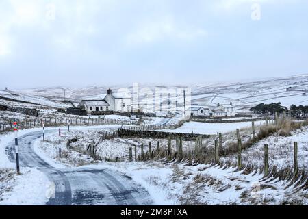 Teesdale, County Durham, Großbritannien. 15. Januar 2023 Wetter in Großbritannien. Mit einer gelben Wetterwarnung in Kraft, Schnee und Eis treffen heute Teile von Teesdale, County Durham, Nordostengland. Die Vorhersage ist für einen helleren Nachmittag, aber kühl. Kredit: David Forster/Alamy Live News Stockfoto