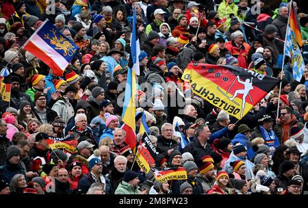 Ruhpolding, Deutschland. 15. Januar 2023. Biathlon, Weltmeisterschaft, 15 Kilometer, Männer. Zuschauer jubeln die Biathleten an. Kredit: Sven Hoppe/dpa/Alamy Live News Stockfoto