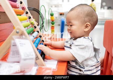 Kleine Jungs, die mit einem Abakus spielen Stockfoto