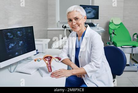 Porträt der reifen Frauenärztin im gynäkologischen Untersuchungsraum. Gynäkologie Stockfoto