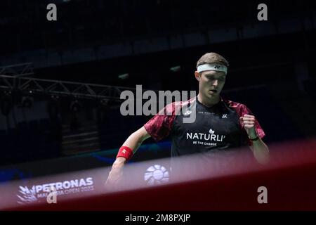 Kuala Lumpur, Malaysia. 15. Januar 2023. Viktor Axelsen aus Dänemark reagiert während des Finalspiels der MännerSingles gegen Naraoka Kodai aus Japan bei der Malaysia Open 2023 in Kuala Lumpur, Malaysia, am 15. Januar 2023. Kredit: Zhu Wei/Xinhua/Alamy Live News Stockfoto