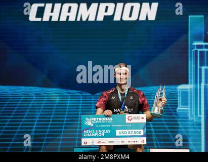 Kuala Lumpur, Malaysia. 15. Januar 2023. Viktor Axelsen von Denkmark posiert mit seiner Medaille während der Medaillenzeremonie nach dem Finalspiel der Männer bei den Petronas Malaysia Open 2023 in der Axiata Arena. Viktor Axelsen von Denkmark gewann mit Punkten; 21/21 : 6/15 Kredit: SOPA Images Limited/Alamy Live News Stockfoto