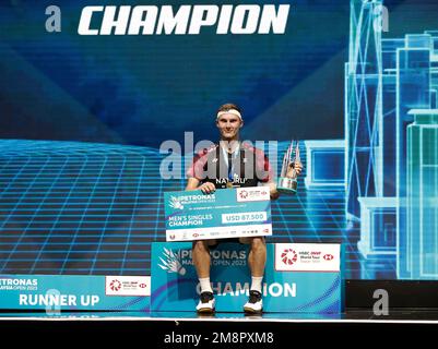 Kuala Lumpur, Malaysia. 15. Januar 2023. Viktor Axelsen von Denkmark posiert mit seiner Medaille während der Medaillenzeremonie nach dem Finalspiel der Männer bei den Petronas Malaysia Open 2023 in der Axiata Arena. Viktor Axelsen von Denkmark gewann mit Punkten; 21/21 : 6/15 Kredit: SOPA Images Limited/Alamy Live News Stockfoto