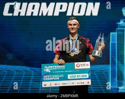 Kuala Lumpur, Malaysia. 15. Januar 2023. Viktor Axelsen von Denkmark posiert mit seiner Medaille während der Medaillenzeremonie nach dem Finalspiel der Männer bei den Petronas Malaysia Open 2023 in der Axiata Arena. Viktor Axelsen von Denkmark gewann mit Punkten; 21/21 : 6/15 Kredit: SOPA Images Limited/Alamy Live News Stockfoto