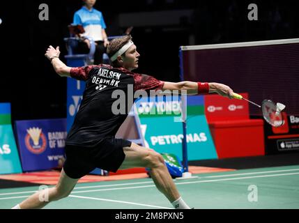 Kuala Lumpur, Malaysia. 15. Januar 2023. Viktor Axelsen von Denkmark spielt gegen Kodai Naraoka von Japan während des Finalspiels der Männer bei den Petronas Malaysia Open 2023 in der Axiata Arena. Viktor Axelsen von Denkmark gewann mit Punkten; 21/21 : 6/15 Kredit: SOPA Images Limited/Alamy Live News Stockfoto