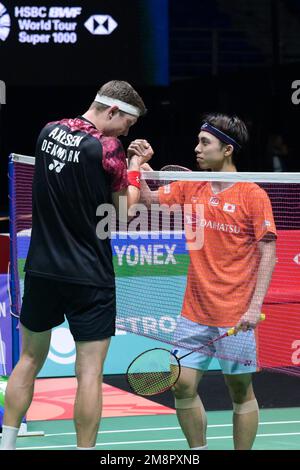 Kuala Lumpur, Malaysia. 15. Januar 2023. Viktor Axelsen (L) aus Dänemark begrüßt Naraoka Kodai aus Japan nach dem Finalspiel der Männer-Singles bei den Malaysia Open 2023 in Kuala Lumpur, Malaysia, am 15. Januar 2023. Kredit: Zhu Wei/Xinhua/Alamy Live News Stockfoto