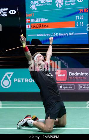 Kuala Lumpur, Malaysia. 15. Januar 2023. Viktor Axelsen aus Dänemark feiert nach dem Finalspiel der Männer gegen Naraoka Kodai aus Japan bei der Malaysia Open 2023 in Kuala Lumpur, Malaysia, am 15. Januar 2023. Kredit: Zhu Wei/Xinhua/Alamy Live News Stockfoto
