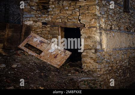 Ein verlassenes Steinhaus in den Rhodope Mountains, Bulgarien, das im Herbst 2022 errichtet wurde. Stockfoto