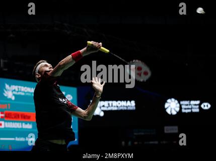 Kuala Lumpur, Malaysia. 15. Januar 2023. Viktor Axelsen von Denkmark spielt während des Finalspiels der Petronas Malaysia Open 2023 in der Axiata Arena gegen Kodai Naraoka von Japan. Viktor Axelsen von Denkmark gewann mit Punkten; 21/21 : 6/15 (Foto von Wong Fok Loy/SOPA Images/Sipa USA). Kredit: SIPA USA/Alamy Live News Stockfoto