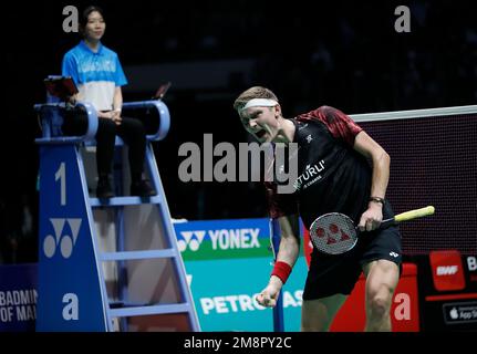 Kuala Lumpur, Malaysia. 15. Januar 2023. Viktor Axelsen von Denkmark feiert nach dem Sieg über Kodai Naraoka von Japan während des Finalspiels der Petronas Malaysia Open 2023 in der Axiata Arena. Viktor Axelsen von Denkmark gewann mit Punkten; 21/21 : 6/15 (Foto von Wong Fok Loy/SOPA Images/Sipa USA) Kredit: SIPA USA/Alamy Live News Stockfoto