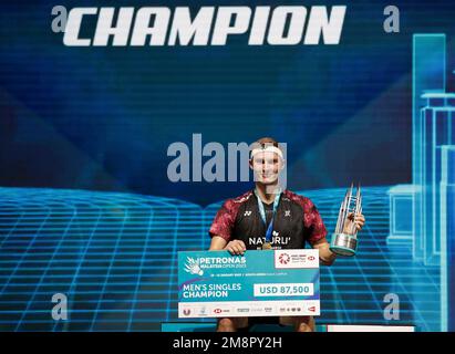 Kuala Lumpur, Malaysia. 15. Januar 2023. Viktor Axelsen von Denkmark posiert mit seiner Medaille während der Medaillenzeremonie nach dem Finalspiel der Männer bei den Petronas Malaysia Open 2023 in der Axiata Arena. Viktor Axelsen von Denkmark gewann mit Punkten; 21/21 : 6/15 (Foto von Wong Fok Loy/SOPA Images/Sipa USA) Kredit: SIPA USA/Alamy Live News Stockfoto