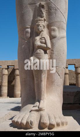 Große Statue der Königin Nefertari im alten ägyptischen Karnak-Tempel mit Ramses II im Innenhofbereich Stockfoto