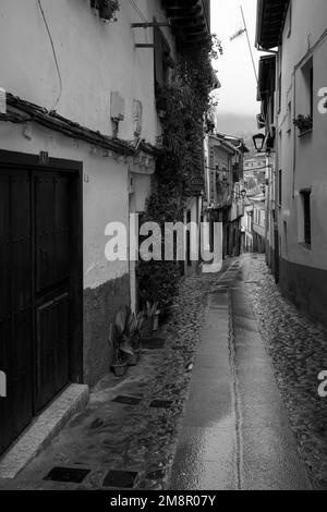 Hervas, Spanien - 8. Januar 2023: Typische Straße im alten jüdischen Viertel von Hervas. Extremadura. Spanien. Stockfoto