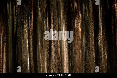Abstrakter gestreifter Hintergrund. Holzstruktur. Goldene Streifen, dunkle Streifen, schwarze Linien, länglich. Stockfoto