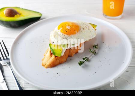 Köstlicher Toast mit Avocado, geschmolzenem Käse und Rührei Stockfoto