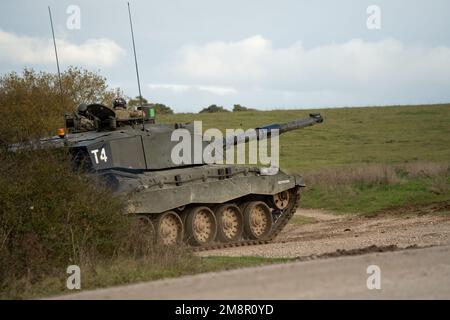 Nahaufnahme eines FV4034 Challenger 2 ii Hauptschlachtkörpers der britischen Armee in Aktion bei einer militärischen Kampfübung, Wiltshire UK Stockfoto