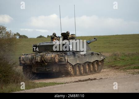 Nahaufnahme eines FV4034 Challenger 2 ii Hauptschlachtkörpers der britischen Armee in Aktion bei einer militärischen Kampfübung, Wiltshire UK Stockfoto