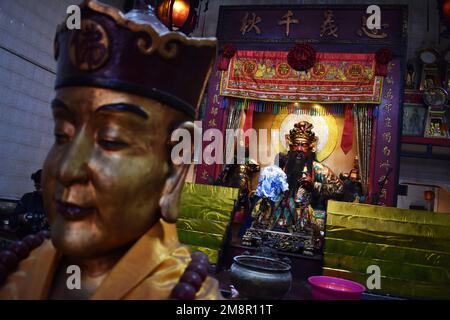 15. Januar 2023, Bandung, West Java, Indonesien: Eine Frau reinigt eine Statue im Dharma Ramsi Tempel. Vor der chinesischen Neujahrsfeier. Stockfoto