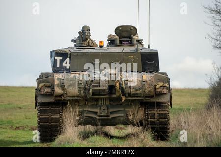 Nahaufnahme eines FV4034 Challenger 2 ii Hauptschlachtkörpers der britischen Armee in Aktion bei einer militärischen Kampfübung, Wiltshire UK Stockfoto