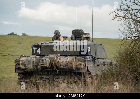 Nahaufnahme eines FV4034 Challenger 2 ii Hauptschlachtkörpers der britischen Armee in Aktion bei einer militärischen Kampfübung, Wiltshire UK Stockfoto