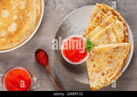 Stapel von russischen dünnen Pfannkuchen Blini mit rotem Kaviar Stockfoto