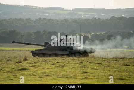 Nahaufnahme eines FV4034 Challenger 2 ii Hauptschlachtkörpers der britischen Armee in Aktion bei einer militärischen Kampfübung, Wiltshire UK Stockfoto