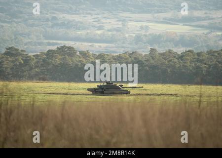 Nahaufnahme eines FV4034 Challenger 2 ii Hauptschlachtkörpers der britischen Armee in Aktion bei einer militärischen Kampfübung, Wiltshire UK Stockfoto