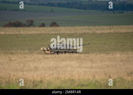 Nahaufnahme eines FV4034 Challenger 2 ii Hauptschlachtkörpers der britischen Armee in Aktion bei einer militärischen Kampfübung, Wiltshire UK Stockfoto