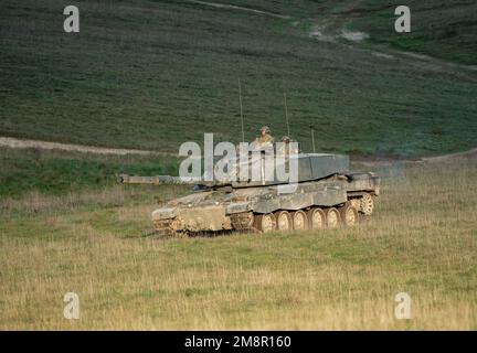 Nahaufnahme eines FV4034 Challenger 2 ii Hauptschlachtkörpers der britischen Armee in Aktion bei einer militärischen Kampfübung, Wiltshire UK Stockfoto