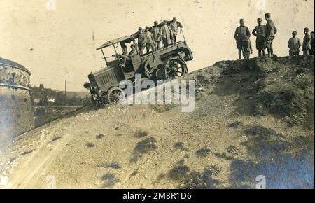 Italienische Soldaten, die den frühen Fiat Truck Nord von Italien benutzen, ca. 1915 Stockfoto