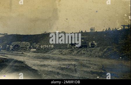 Italienische Soldaten, die den frühen Fiat Truck Nord von Italien benutzen, ca. 1915 Stockfoto