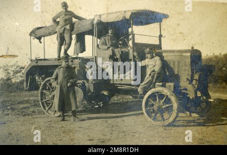 Italienische Soldaten, die den frühen Fiat Truck Nord von Italien benutzen, ca. 1915 Stockfoto