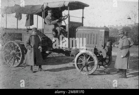 Italienische Soldaten, die den frühen Fiat Truck Nord von Italien benutzen, ca. 1915 Stockfoto