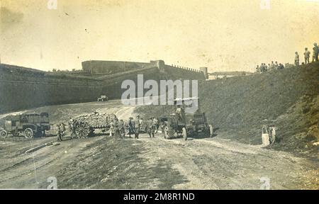 Italienische Soldaten, die den frühen Fiat Truck Nord von Italien benutzen, ca. 1915 Stockfoto