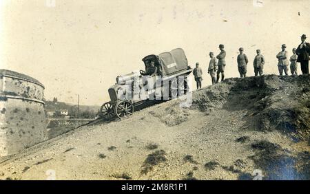 Italienische Soldaten, die den frühen Fiat Truck Nord von Italien benutzen, ca. 1915 Stockfoto