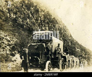 Italienische Soldaten, die den frühen Fiat Truck Nord von Italien benutzen, ca. 1915 Stockfoto